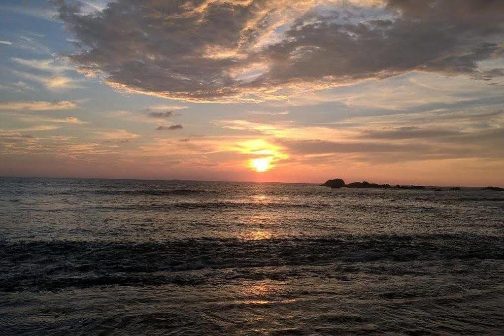 Lucky Seven Beach Resort Hikkaduwa Exteriör bild